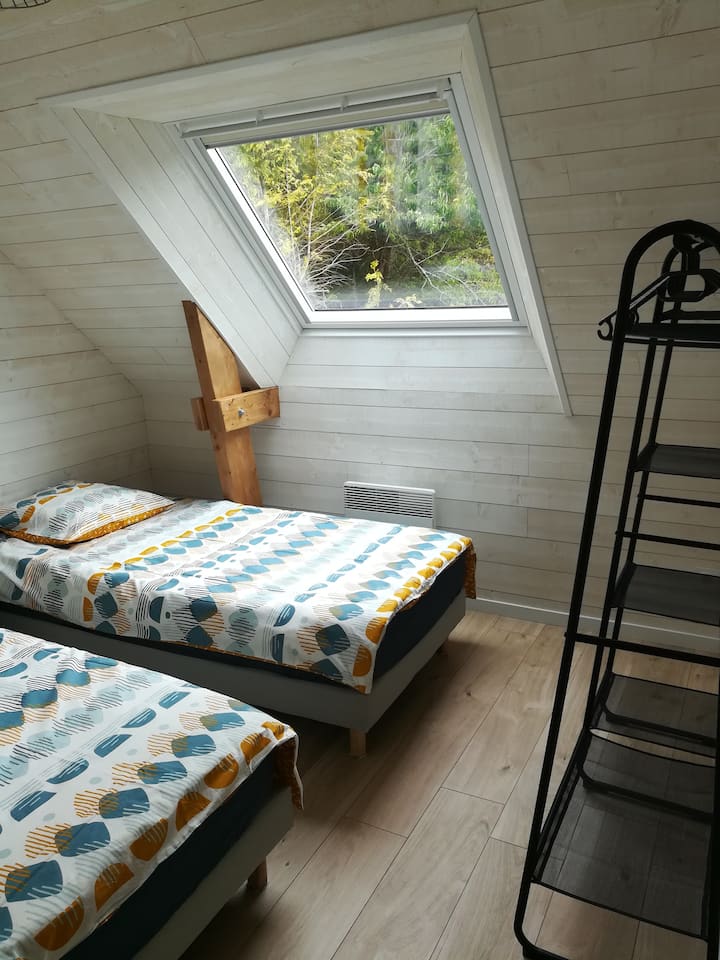 chumba cha kulala cha 3 chenye vitanda 2 vya sentimita 90, rafu ya nguo.