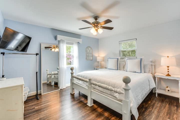 غرفة نوم رئيسية بسرير كينج - حمام كامل وتلفزيون ذكي