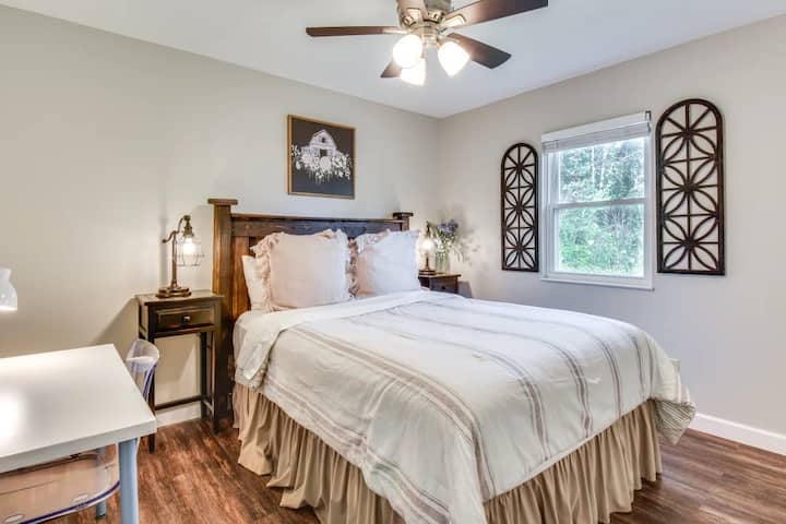 غرفة نوم كوين - تلفزيون ذكي وخزانة شخصية ومساحة مكتب