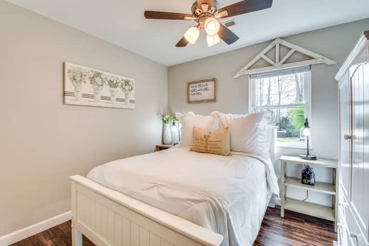 غرفة نوم كاملة - تلفزيون ذكي ومساحة خزانة!