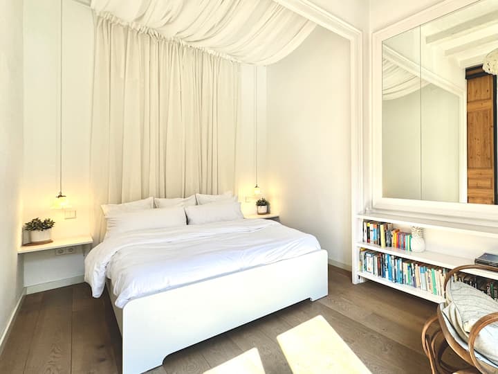 Votre chambre tranquille dispose d'oreillers en plumes et d'une couette moelleuse, ainsi que d'une charmante bibliothèque de livres, y compris des titres espagnols. Installez-vous dans le fauteuil à bascule traditionnel, entouré d'une ambiance chaleureuse, parfait pour se détendre après vos aventures.