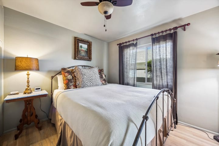 La habitación 2 cuenta con una lujosa cama Cal King adornada con lujosas sábanas de alto hilo y ropa de cama elegante, complementada con un elegante televisor montado en la pared, que crea un refugio acogedor pero sofisticado para la máxima relajación y comodidad.