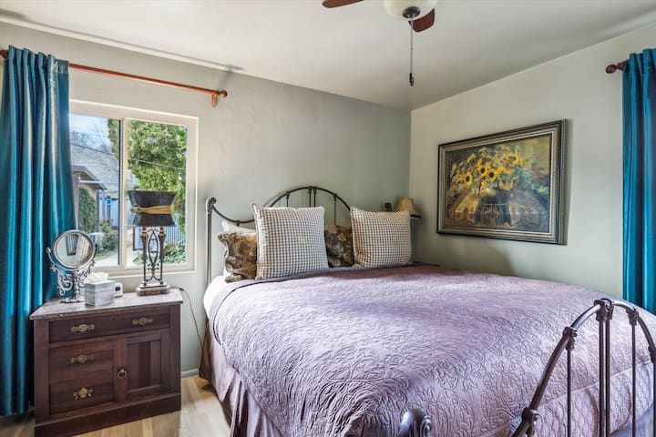 El dormitorio principal es un santuario sereno, diseñado con una lujosa cama Cal King, vestida con sábanas de alta calidad para la máxima comodidad. Este tranquilo refugio incluye su propio baño privado y televisor montado en la pared.