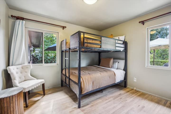 El tercer dormitorio es un espacio divertido pero cómodo, con literas dobles de tamaño completo, perfectas para familias o grupos. Cada cama está equipada con sábanas de alta gama y ropa de cama acogedora. Un televisor montado en la pared agrega un toque de entretenimiento.