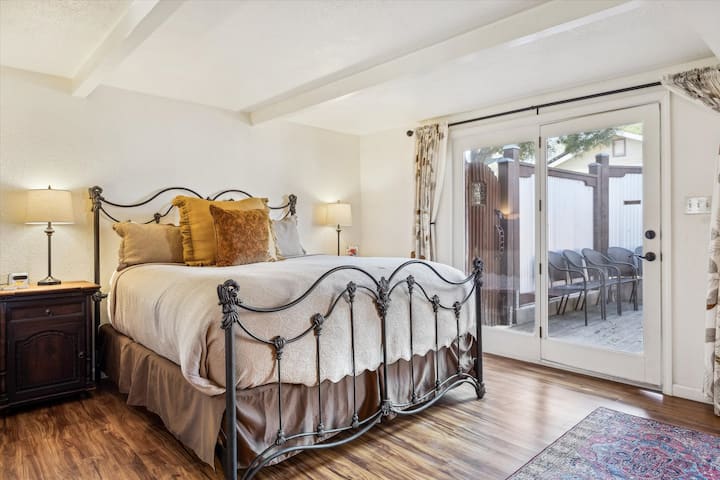 El estudio de la casa de huéspedes cuenta con una lujosa cama Cal King con sábanas de lujo. La cocina pequeña y el sofá proporcionan relajación, mientras que la televisión ofrece entretenimiento. El patio del spa es perfecto para relajarse  y descansar con privacidad.