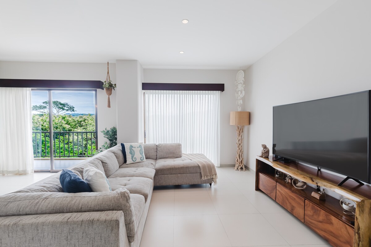 شقة مريحة مع إطلالات بانورامية، مزينة بطراز عصري. مثالية للاسترخاء والاستمتاع بالطبيعة من مسكن أنيق.