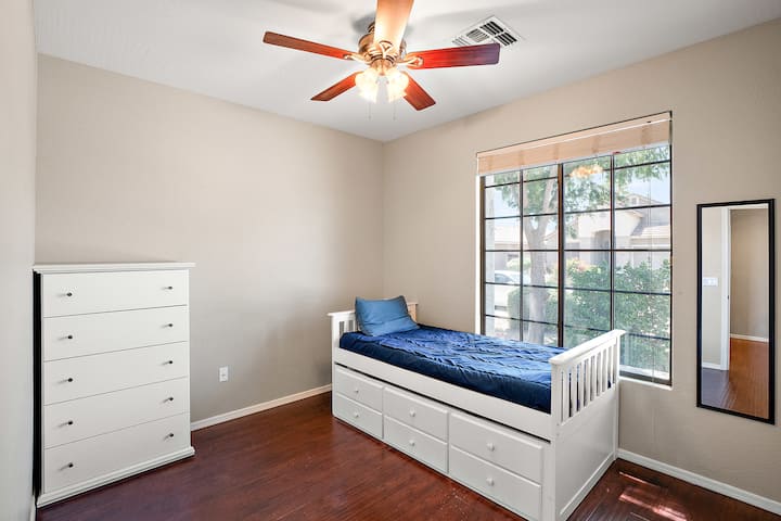 Მესამე საძინებელი კომოდით, კარადათი და საწოლით (ორი ტყუპი საწოლი) სახლის წინა მხარეს.