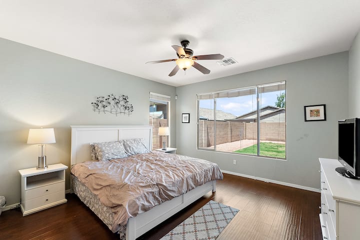 Ფართო ძირითადი ოთახი, რომელშიც არის დიდი საწოლი, კომოდი, ტუმბოები და Roku ტელევიზორი პერსონალური სტრიმინგისთვის. Დატკბით 5 ცალი სააბაზანოს ფუფუნებით შესასვლელი კარადით. Უკანა ეზოს ხედები დაასრულებს ამ მშვიდ დასვენებას. 