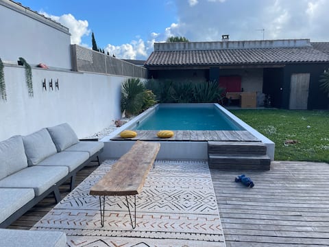 La Rochelle Architect-designed villa with heated pool