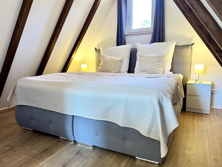 Schlafzimmer im Obergeschoss mit Boxspringbett 180 x 200 cm