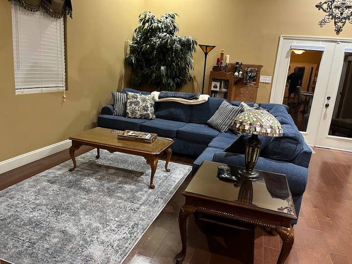 ספה נפתחת בצורת L עם ספה נפתחת בגודל קווין סייז.