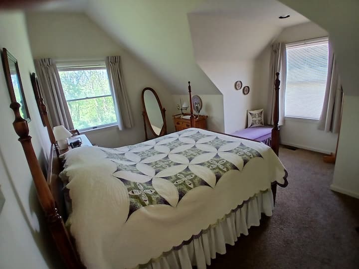 غرفة نوم أمامية بسرير مزدوج.