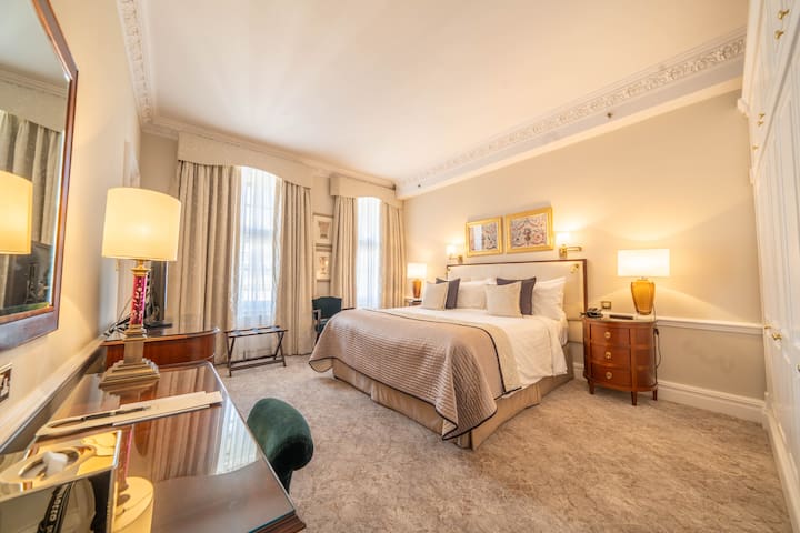 2 Bedroom Apt | Marriott 47 Park Street, Mayfair