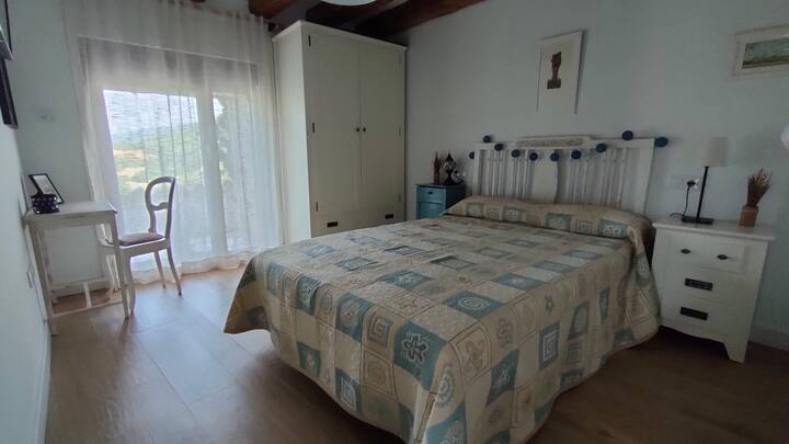 Chambre lit double 1,35 x 1,90. avec petit bureau et smart TV.
Fenêtre avec vue sur la vallée et la montagne.