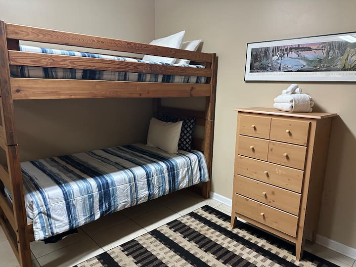 Двуетажни легла