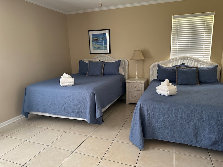 Спалня с двойно легло Queen size и прилежаща баня