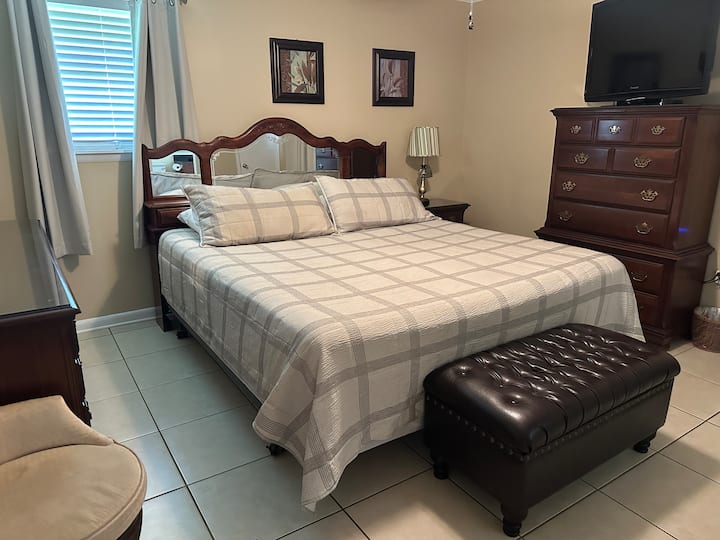 Спалня с двойно легло king size и прилежаща баня