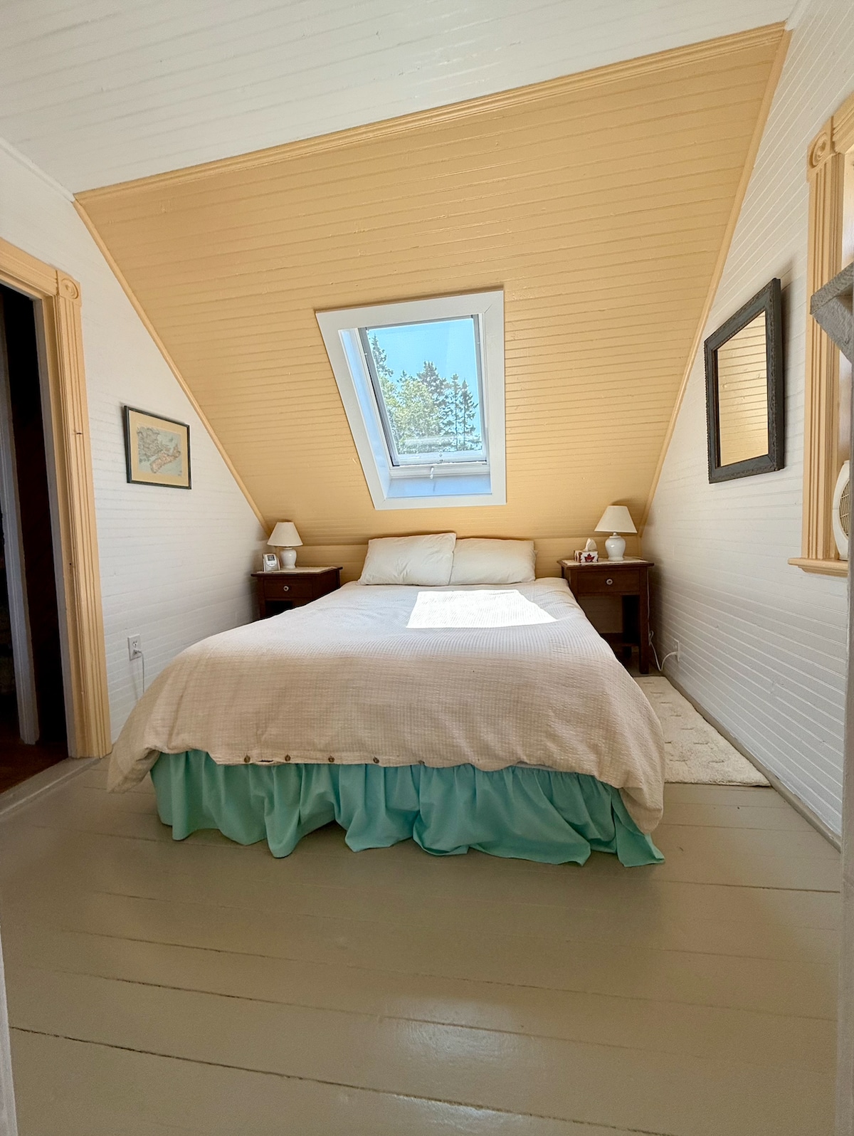 Dormitorio principal. Cama tamaño queen. Tragaluz de 46 pulgadas. Esta habitación forma parte de una suite principal que incluye una habitación contigua con una gran oficina y 2 cómodas sillas.