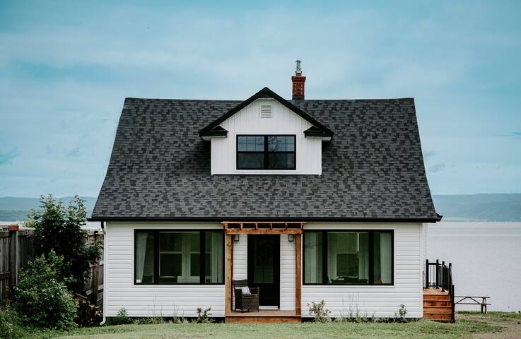 Oakes House+waterfront+games room+hot tub+ firepit gallery image 3