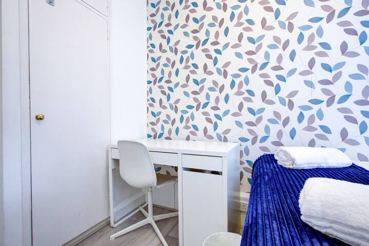 Modern central London apartment gallery image 4