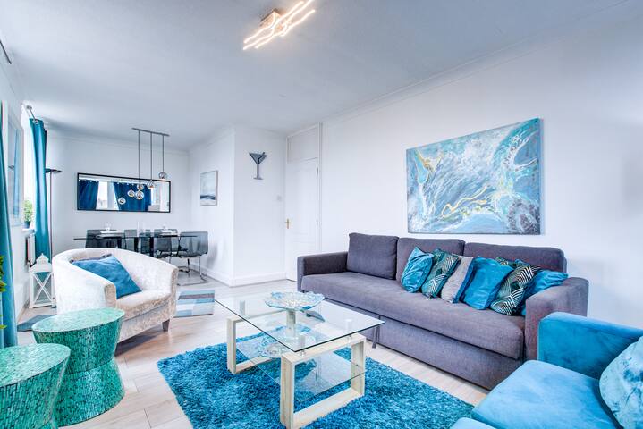 Modern central London apartment gallery image 2