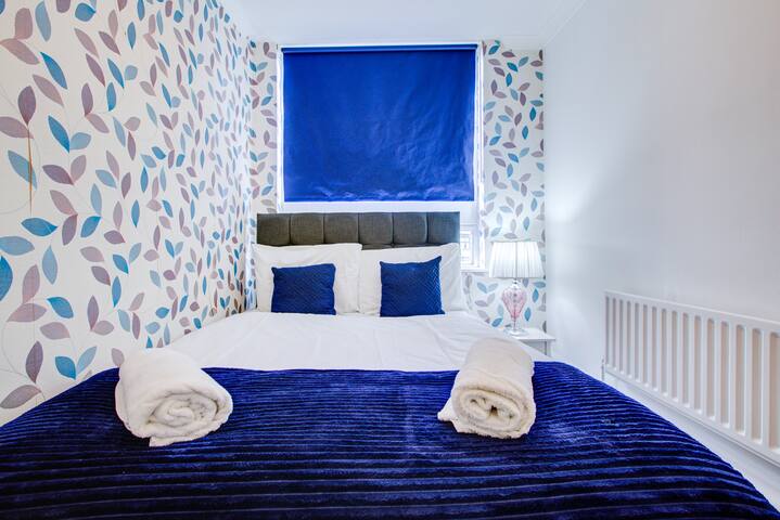 Modern central London apartment gallery image 5