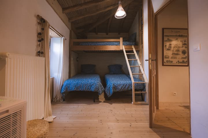 Habitación modular:
- 2 o 3 camas individuales
o
- 1 cama individual y una cama doble de 180
&
Esta habitación también se puede utilizar para una cama individual y una zona de bebé con cambiador
A especificar al hacer la reserva