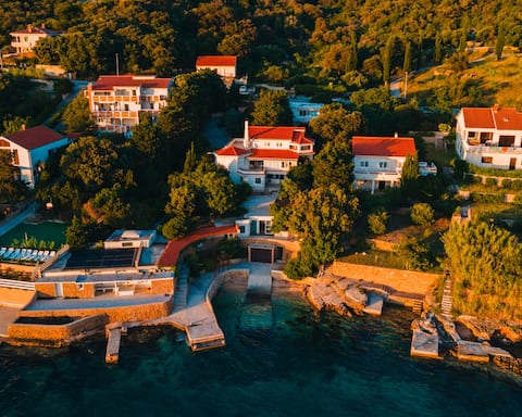Top performing Airbnb: Luxury apartment in Vila Eleonora by the beach in Stara Novalja