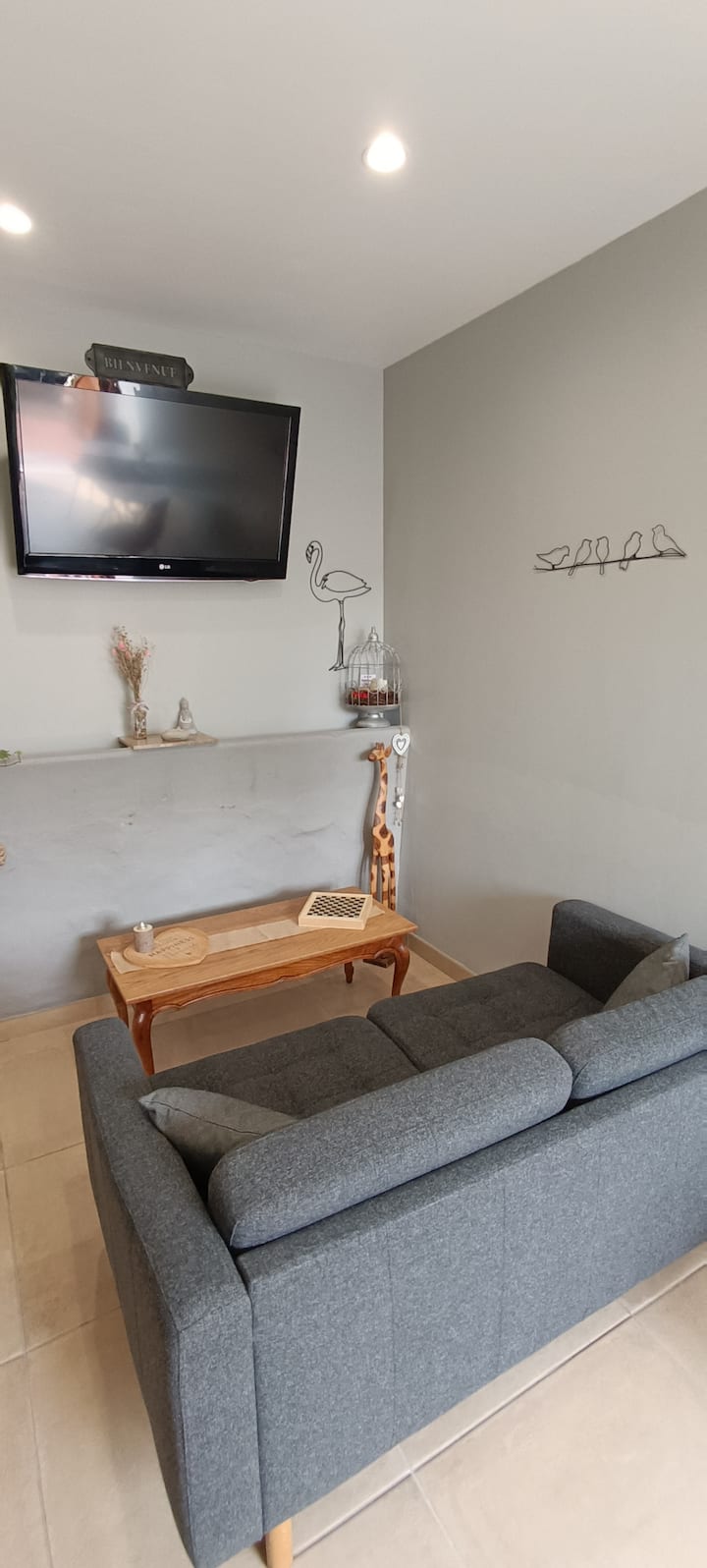 Relaxation lounge, with comfortable sofa, board games available.