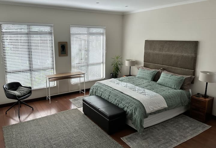 La cama es tamaño king extra larga con un colchón de espuma viscoelástica de ensueño.
