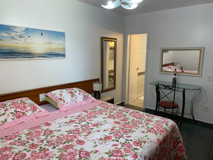 Suite (segundo piso de la casa). Tiene ventilador y aire acondicionado. Puerta de acceso al baño en el fondo.