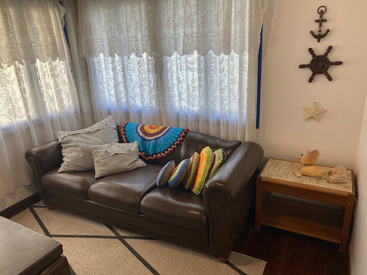 Dormitorio-sala de estar: habitación de la casa que también se utiliza como sala de estar. Tiene aire acondicionado y un ventilador de mesa.