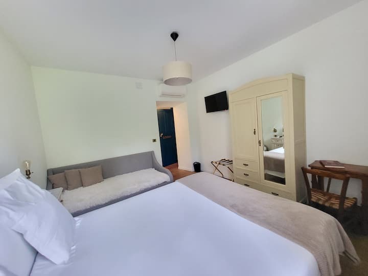Dhoma Bella Stonda
A Bella Scusa B&B - Shtëpi magjepsëse miqsh në Bastelica, Korsikë e Jugut
Zhytje në jetën e fshatit. Ecje, resort skish, liqen dhe lumë: 15 minuta
Plazhe, dyqane, Ajaccio, aeroport, muze: 35 minuta