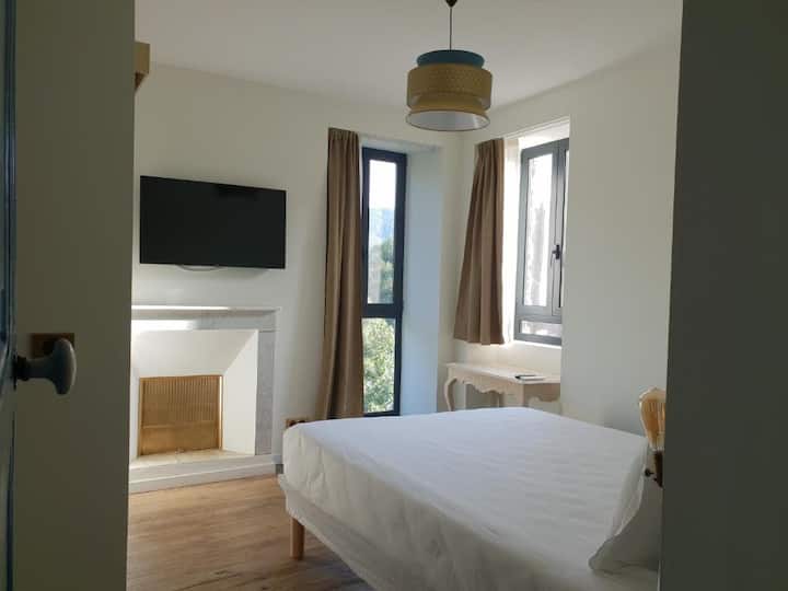 Habitación con vistas a la montaña
En Bella Scusa B&B - Casa de huéspedes con encanto en Bastelica, Córcega del Sur
Inmersión en la vida del pueblo. Senderismo, estación de esquí, lago y río: 15 min - Playas, compras, Ajaccio, aeropuerto, museos: 35 min
