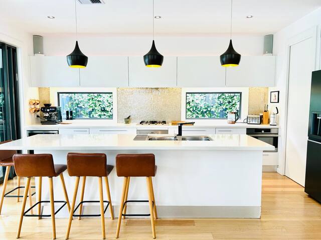 Stunning Designer Home on Sydneys Northern Beaches gallery image 2