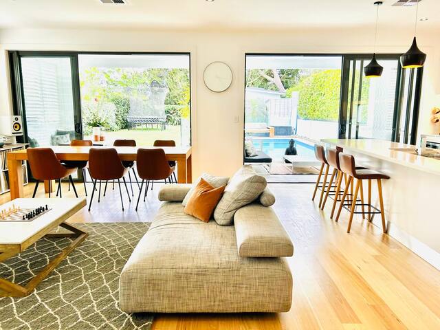 Stunning Designer Home on Sydneys Northern Beaches gallery image 4