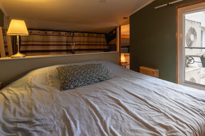 ห้องควีนไซส์พร้อม Canal + ทีวีที่เชื่อมต่อและ Amazon Prime 