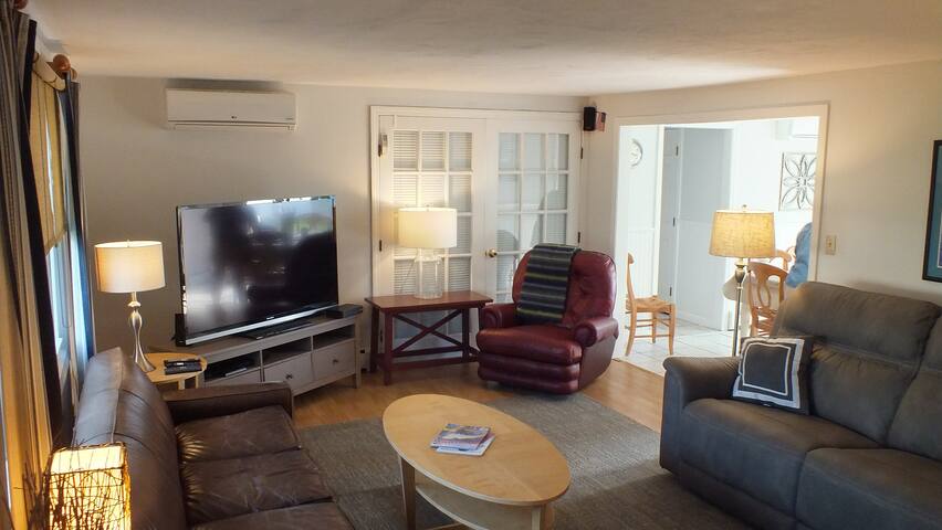 Great House, Great Location, Free Beach Parking gallery image 3