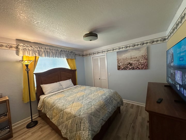 El cuarto dormitorio ofrece una cómoda cama tamaño king, lo que garantiza un cómodo descanso nocturno.