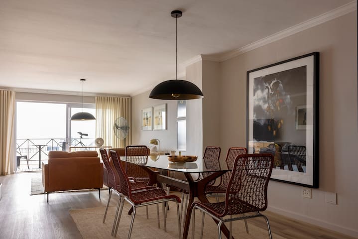 Stylish Waterfront Views !