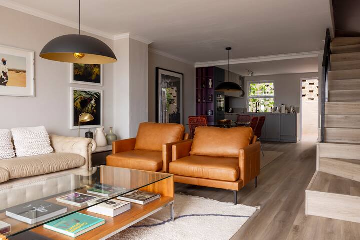 Stylish Waterfront Views ! gallery image 3