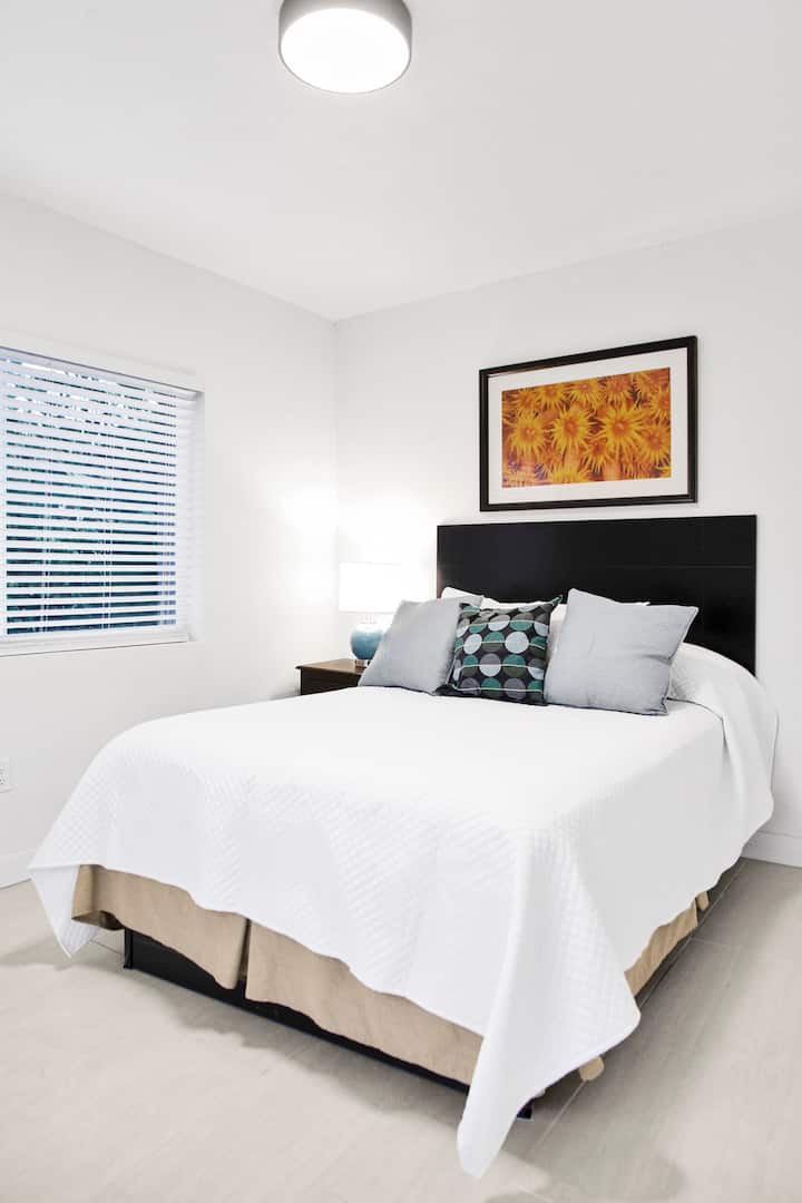 在我们舒适的双人床上体验深度休息，经过一天城市探险，完美无缺。