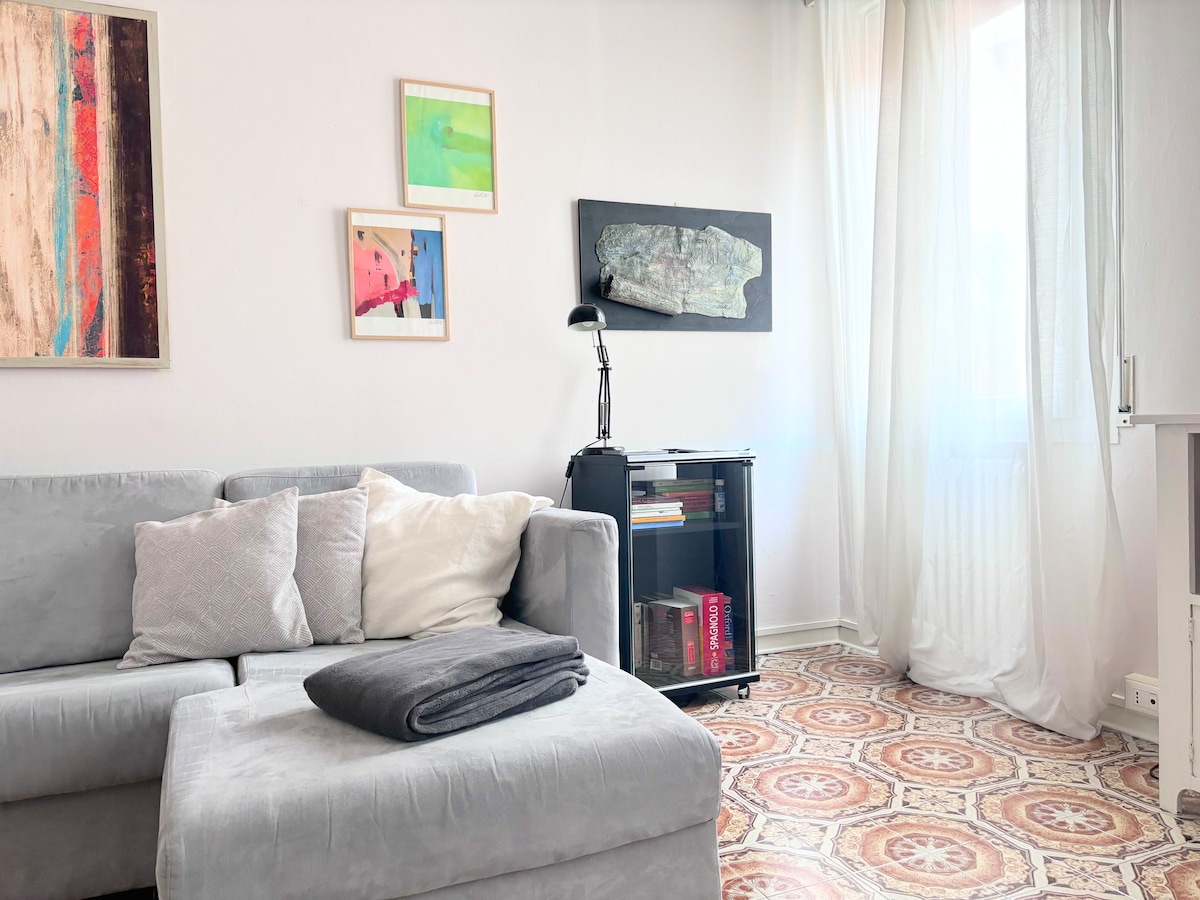 沙发可以转换成一张小型双人沙发床。