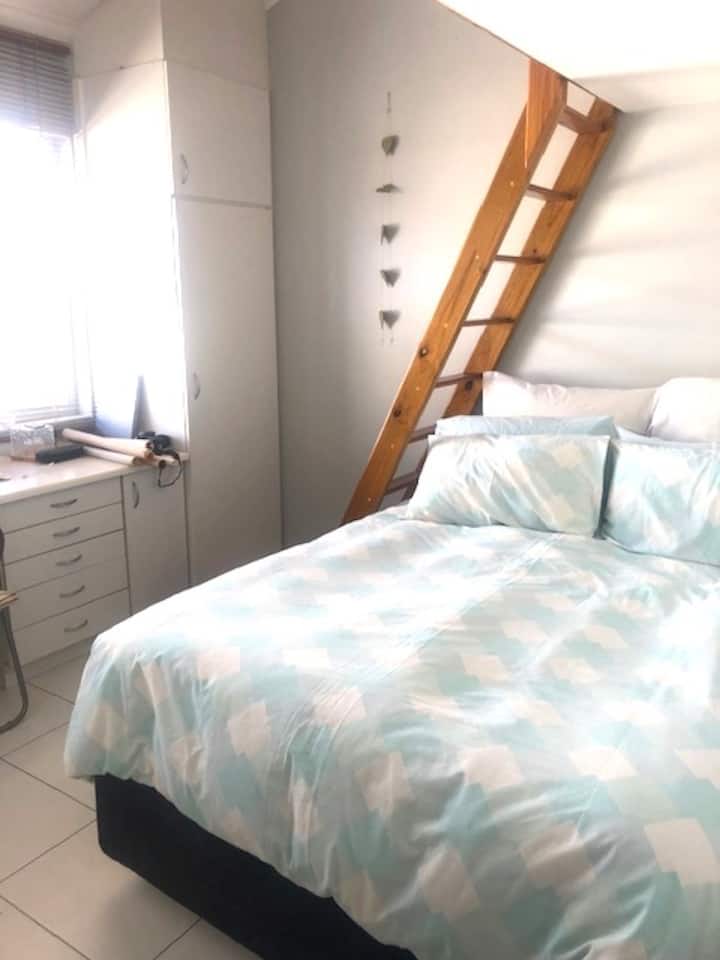 卧室3 - 双人床，带阁楼楼梯 