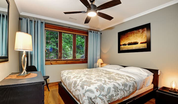 Private queen size bedroom with closet.