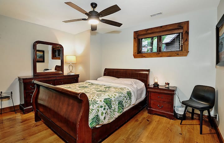 Large queen size bed room with closet.