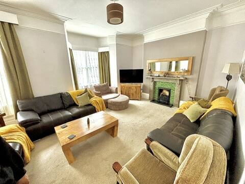 Filey, close to the beach, 7 bedrooms - sleeps 13