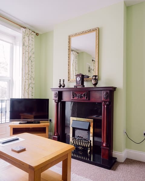 Top performing Airbnb: A beautiful apartment in an old georgian building in Padarn, Nant Peris