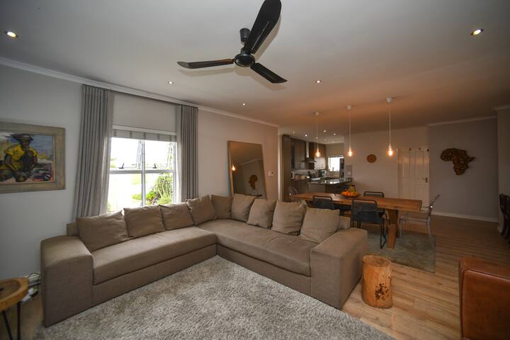 4 bedroom house in security estate in Durbanville gallery image 2