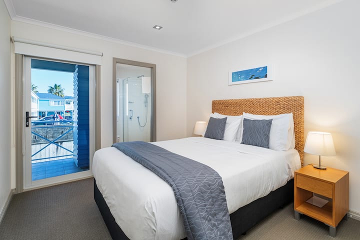 Hauptschlafzimmer mit eigenem Bad